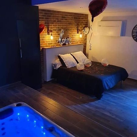 Chambre Romantique Avec Spa Privatif Ferriere-la-Grande Bagian luar foto