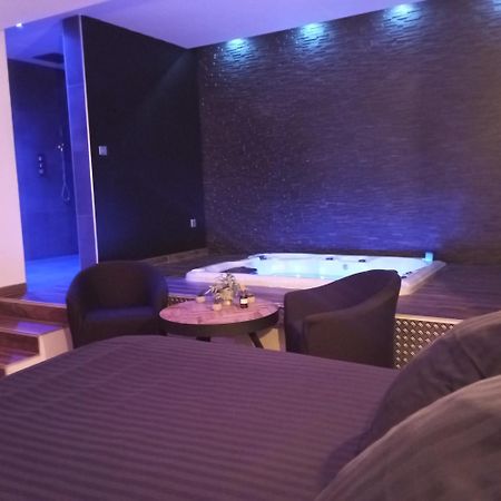 Chambre Romantique Avec Spa Privatif Ferriere-la-Grande Bagian luar foto