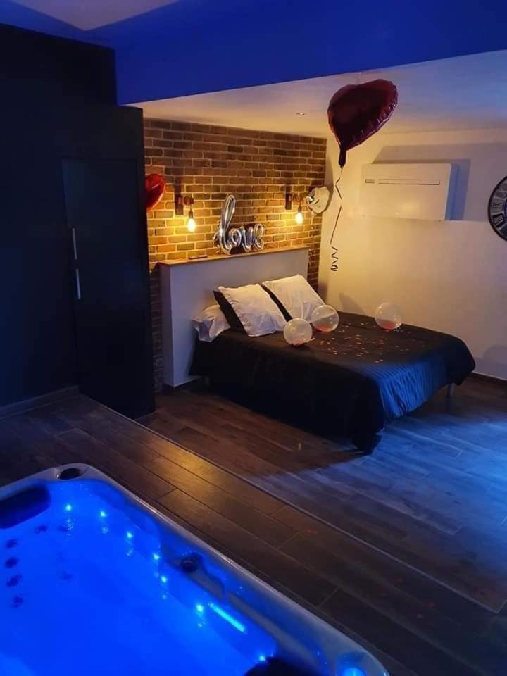 Chambre Romantique Avec Spa Privatif Ferriere-la-Grande Bagian luar foto
