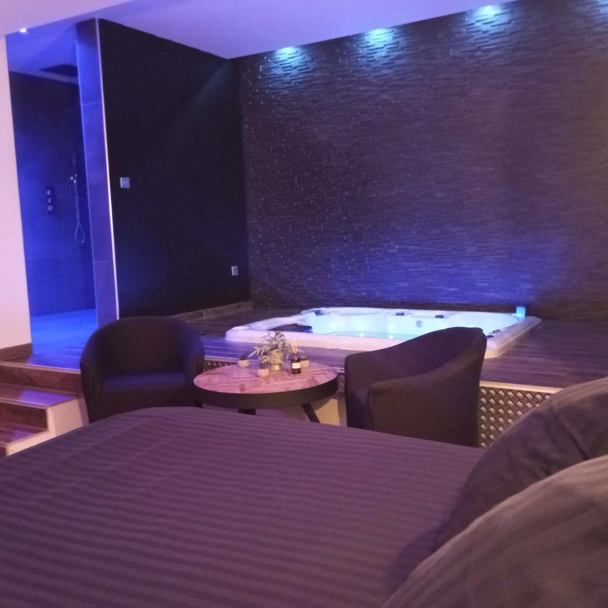 Chambre Romantique Avec Spa Privatif Ferriere-la-Grande Bagian luar foto